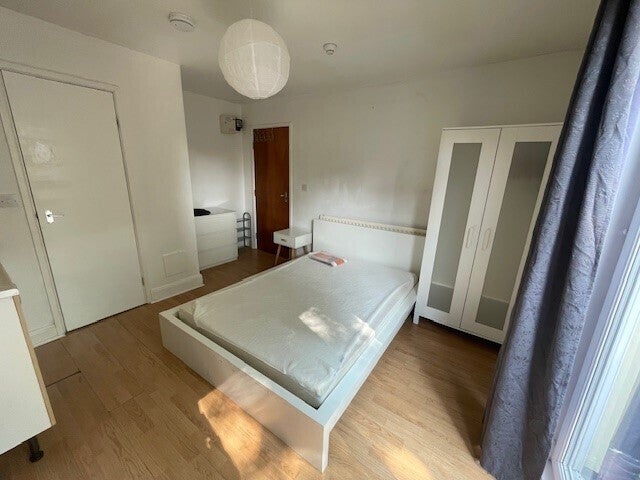 Room Wheelwright Road in Birmingham