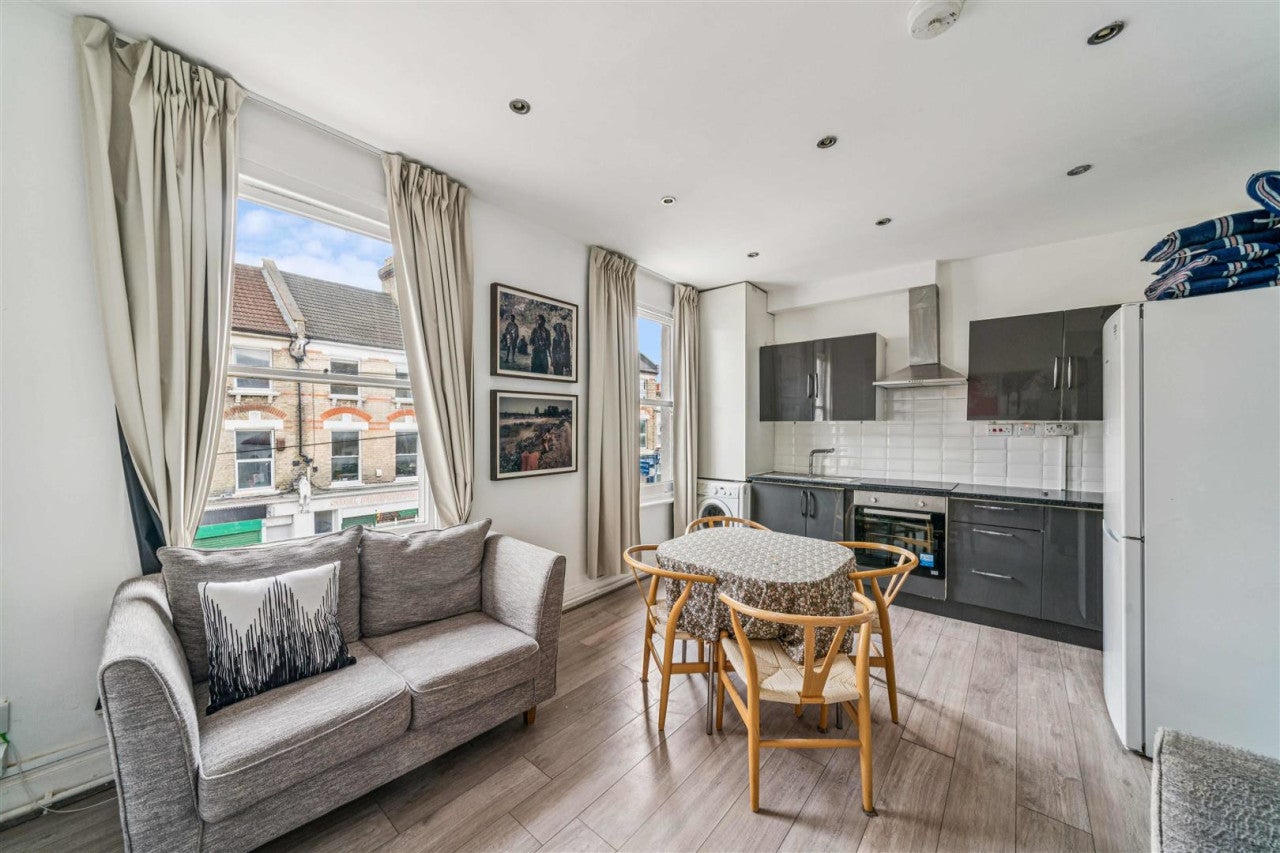 Flat Elm Park in Greater London