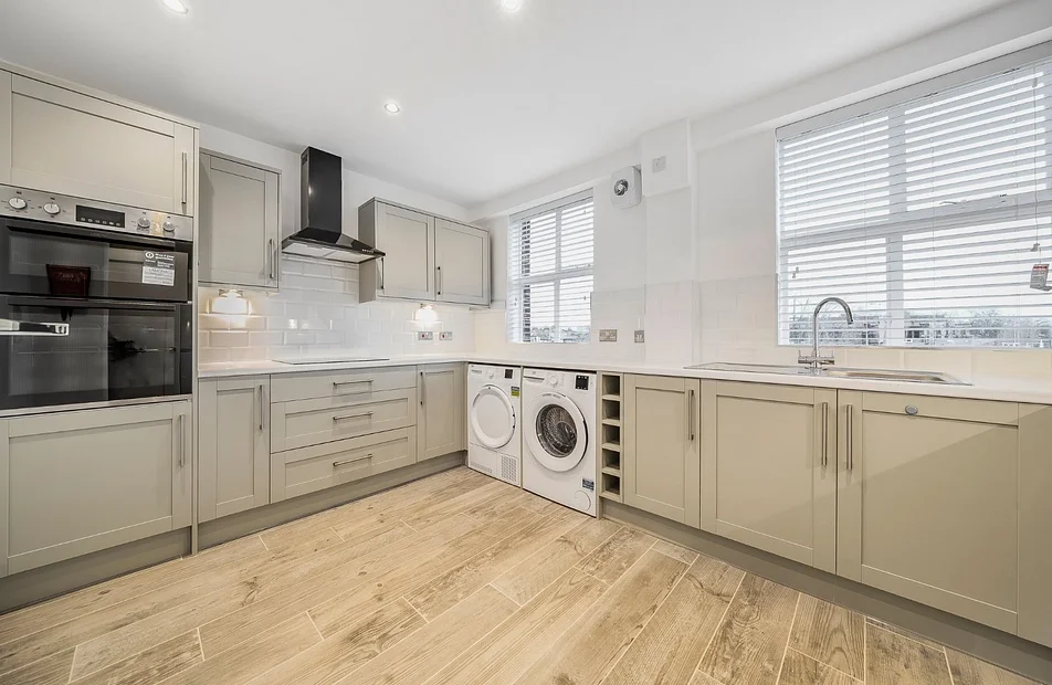 Flat Wellesley Road in Greater London