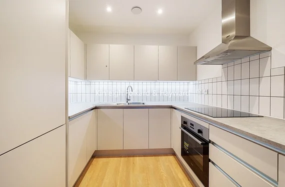 Flat Mizzen Street in Greater London