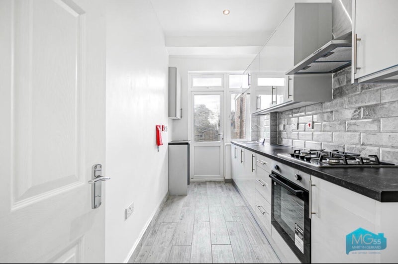 Room Stirling Road in Greater London