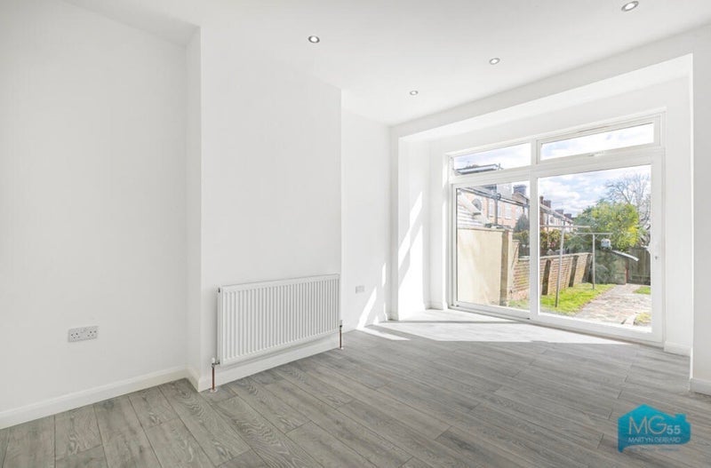Room Stirling Road in Greater London
