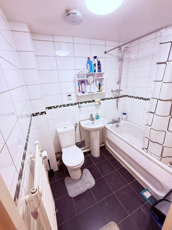 Room Stoneleigh Road in Greater London