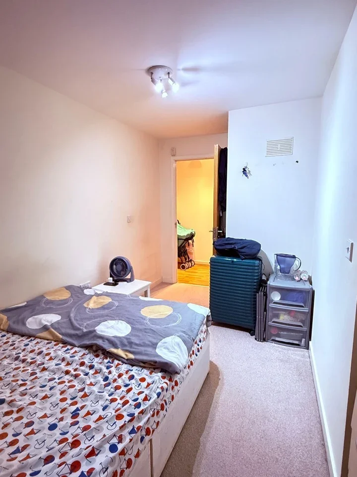 Room Stoneleigh Road in Greater London