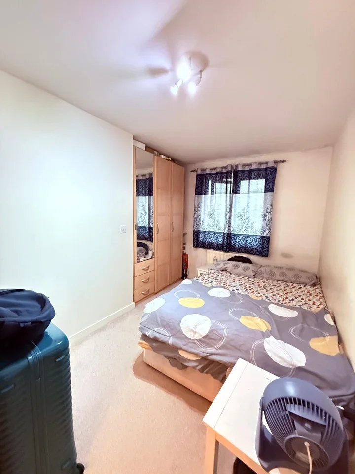 Room Stoneleigh Road in Greater London