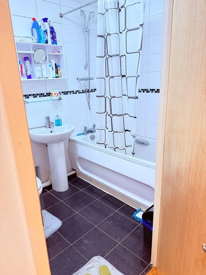 Room Stoneleigh Road in Greater London