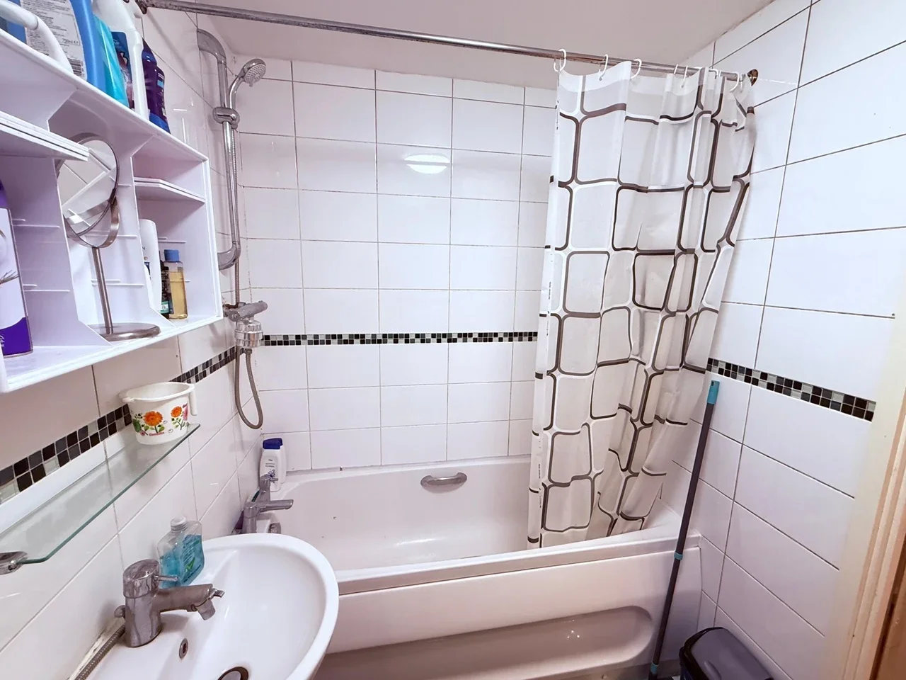 Room Stoneleigh Road in Greater London