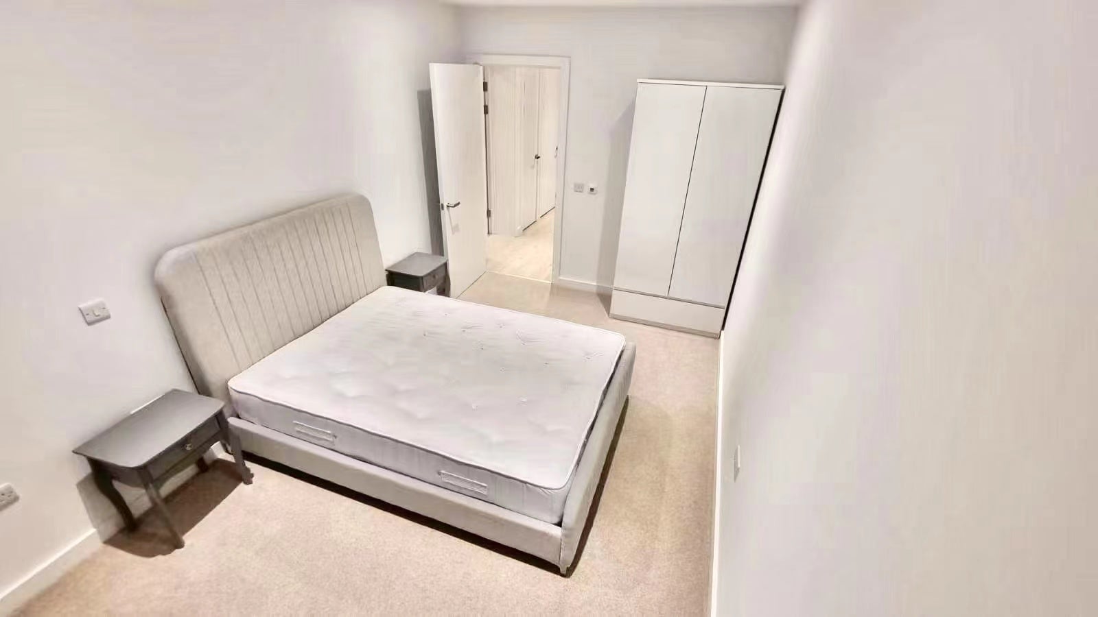 Flat Deacon Street in Greater London