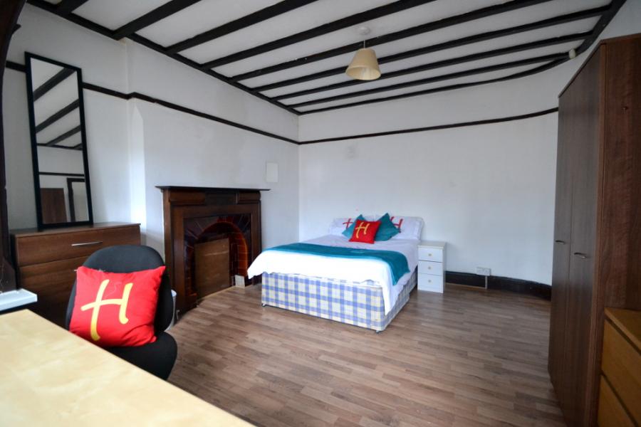 Room Rolleston Drive in Nottingham