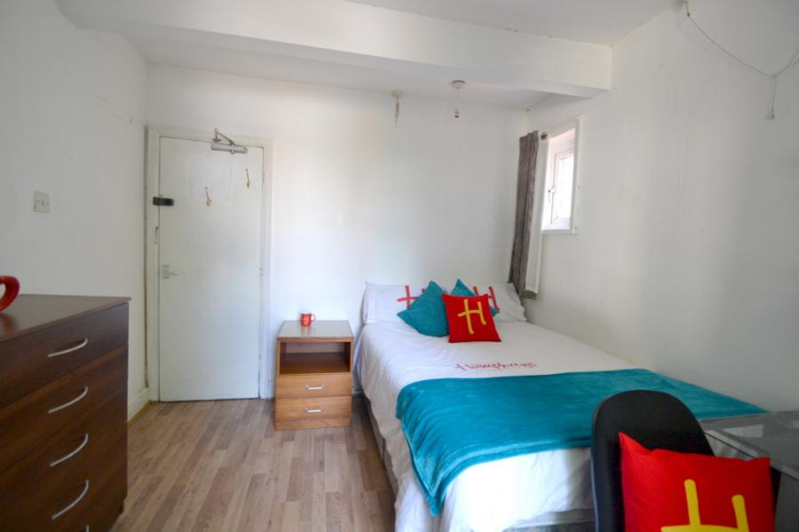 Room Rolleston Drive in Nottingham