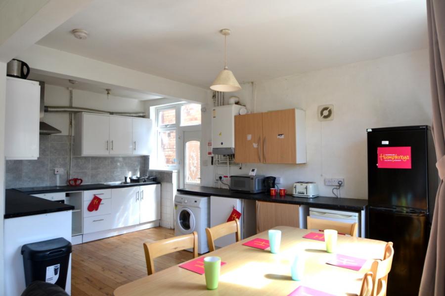 Room Rolleston Drive in Nottingham