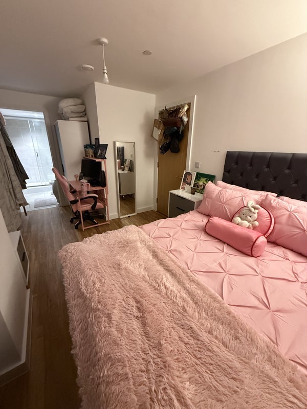 Room Pomona Strand in Trafford