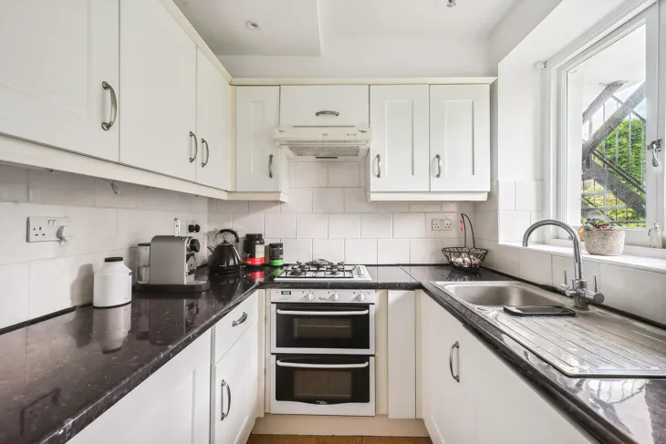 Flat Elgin Crescent in Greater London