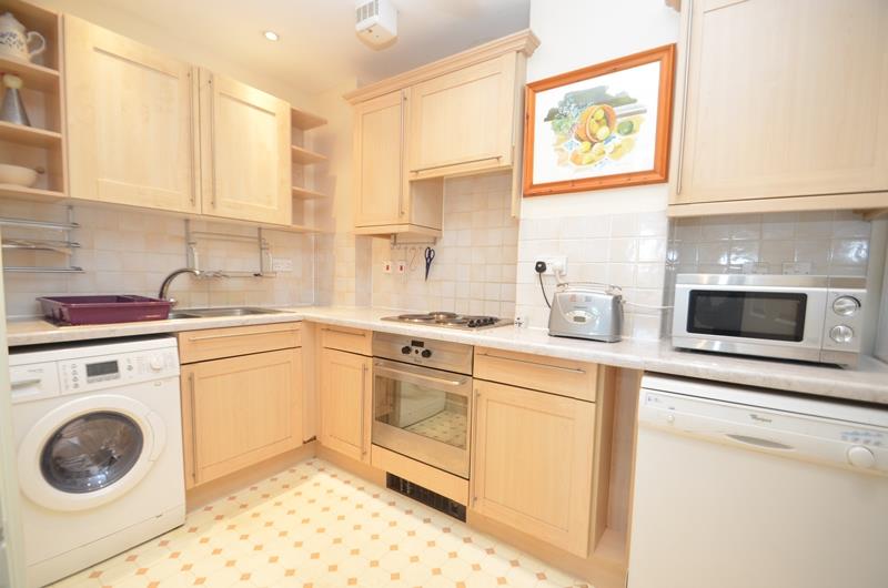 Flat Pembroke Road in Greater London