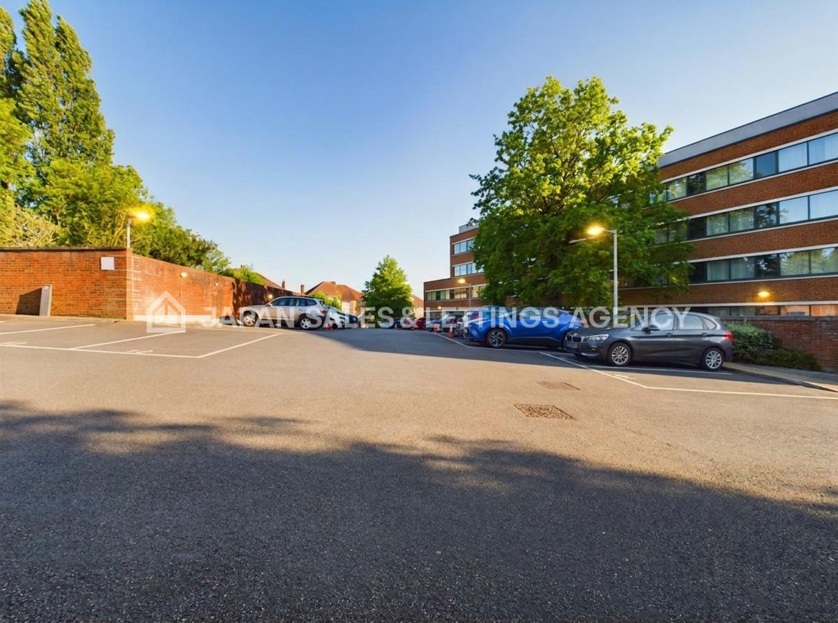 Flat Hanger Green in Greater London