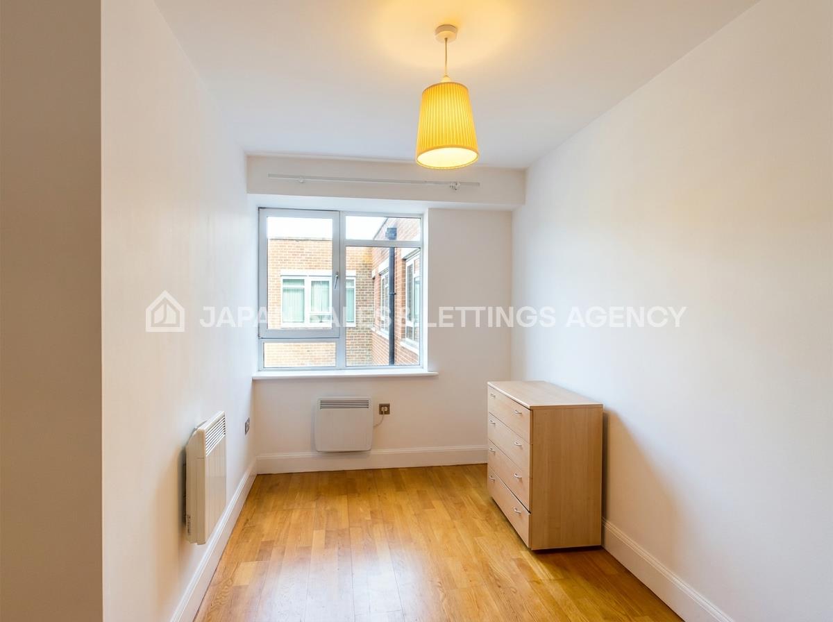 Flat Hanger Green in Greater London