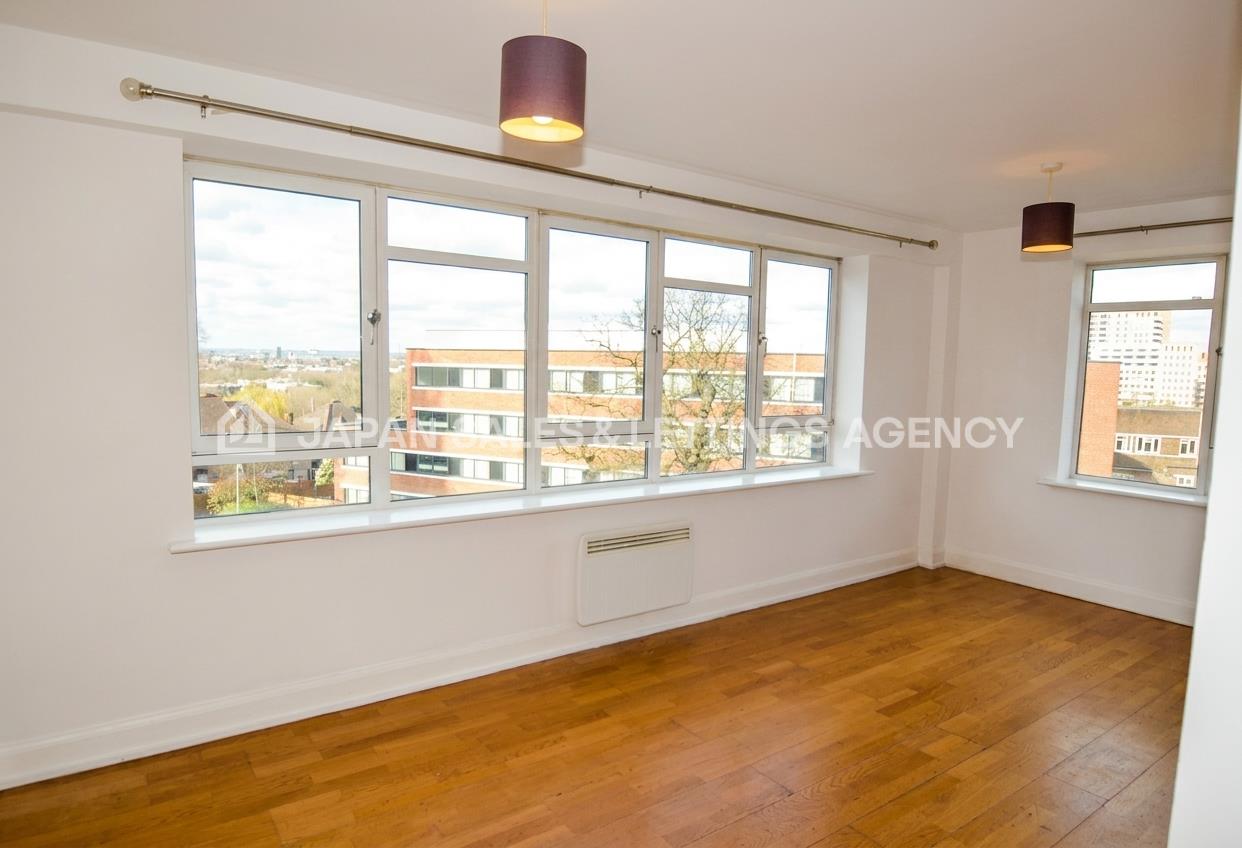 Flat Hanger Green in Greater London