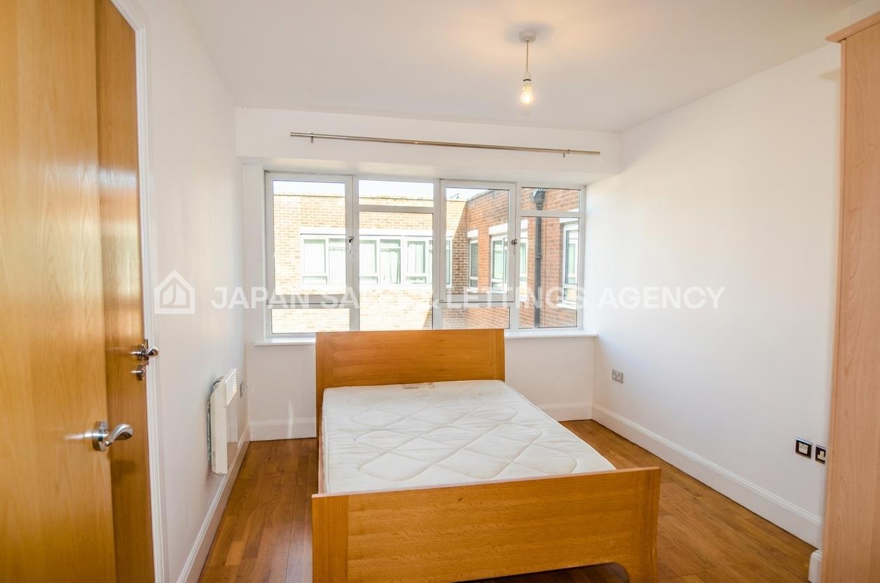 Flat Hanger Green in Greater London