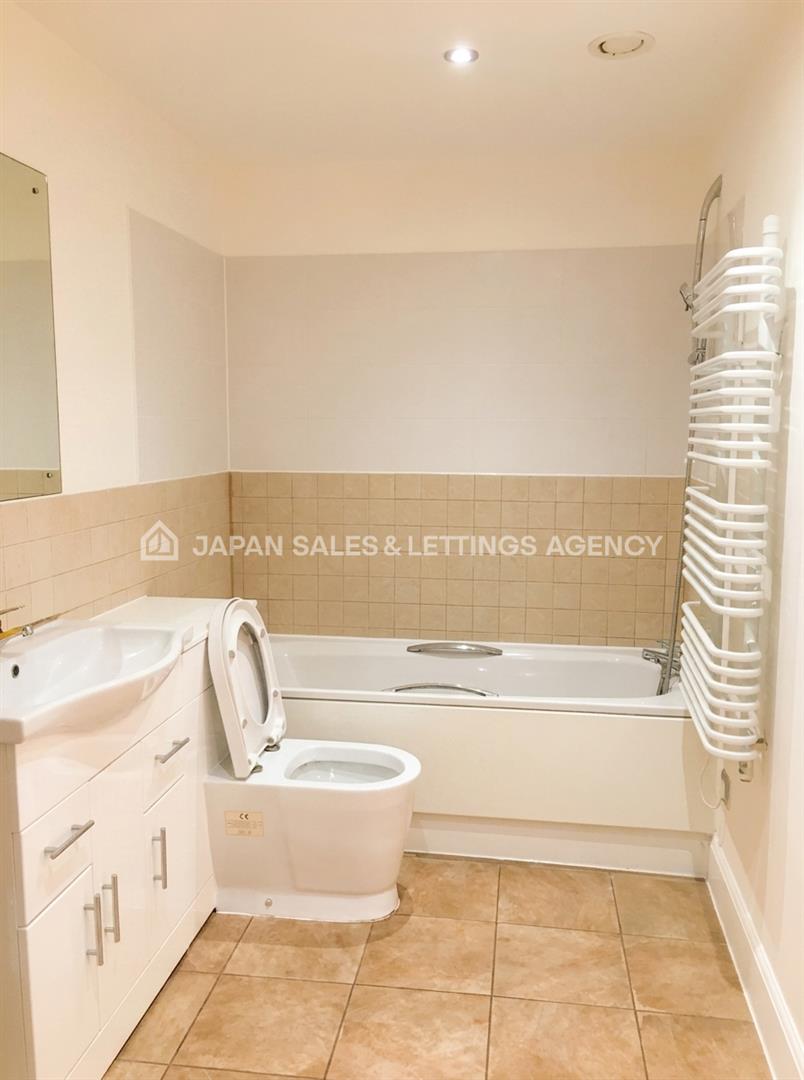 Flat Hanger Green in Greater London