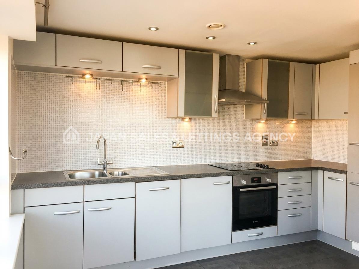 Flat Hanger Green in Greater London