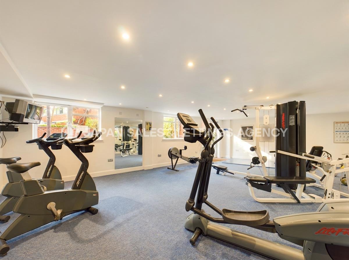 Flat Hanger Green in Greater London