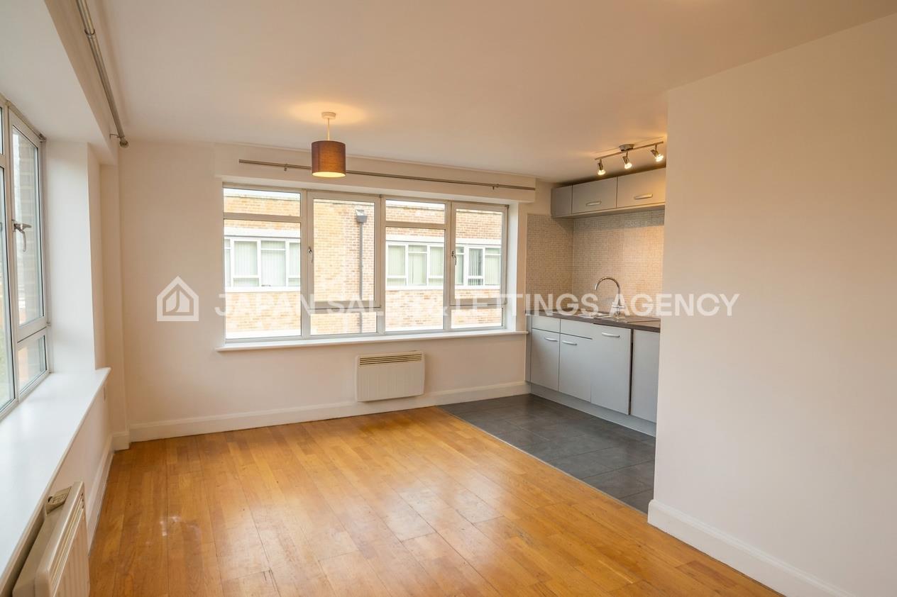 Flat Hanger Green in Greater London