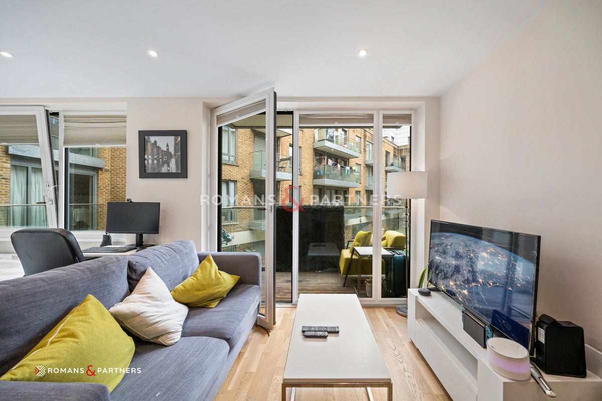 Flat Burdett Road in Greater London