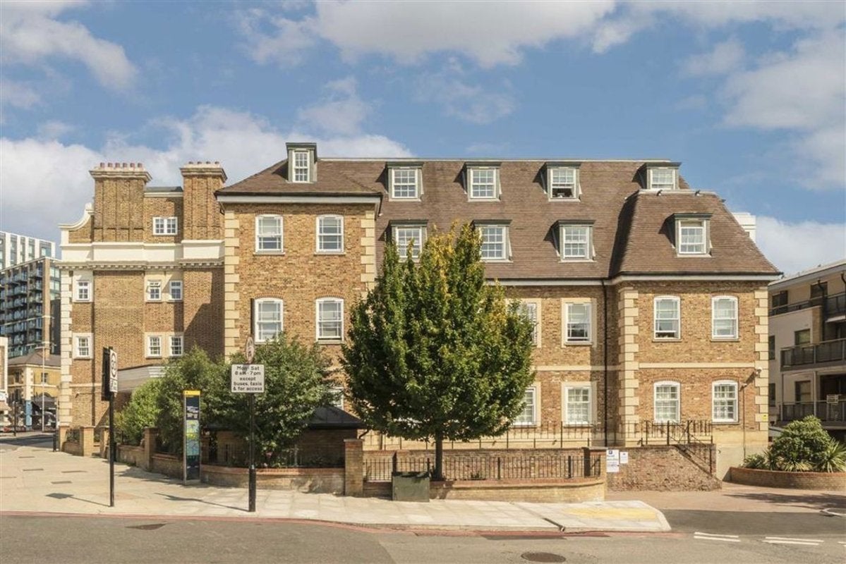 Flat Spring Grove in Greater London