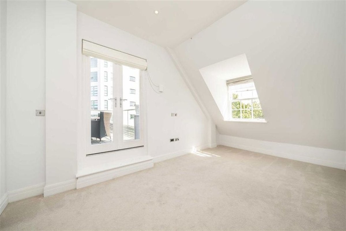 Flat Spring Grove in Greater London