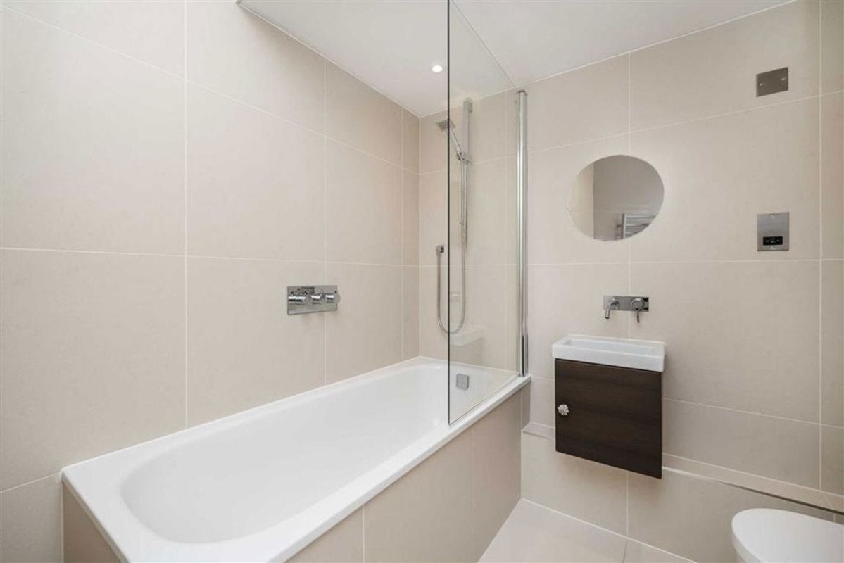Flat Spring Grove in Greater London