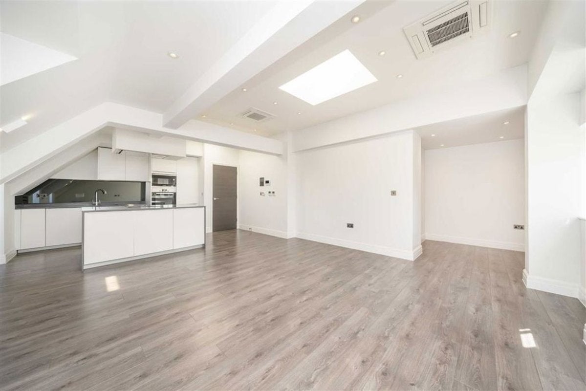 Flat Spring Grove in Greater London