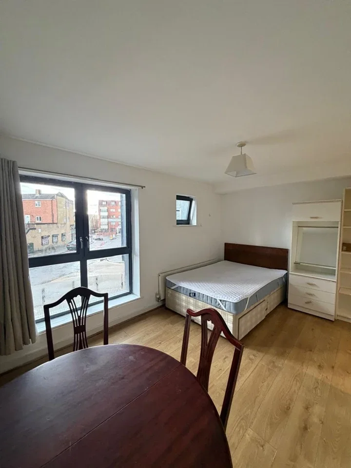 Flat Bramley Crescent in Greater London
