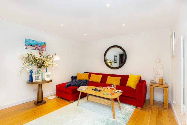 Flat Fernshaw Road in Greater London