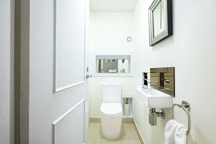 Flat Fernshaw Road in Greater London