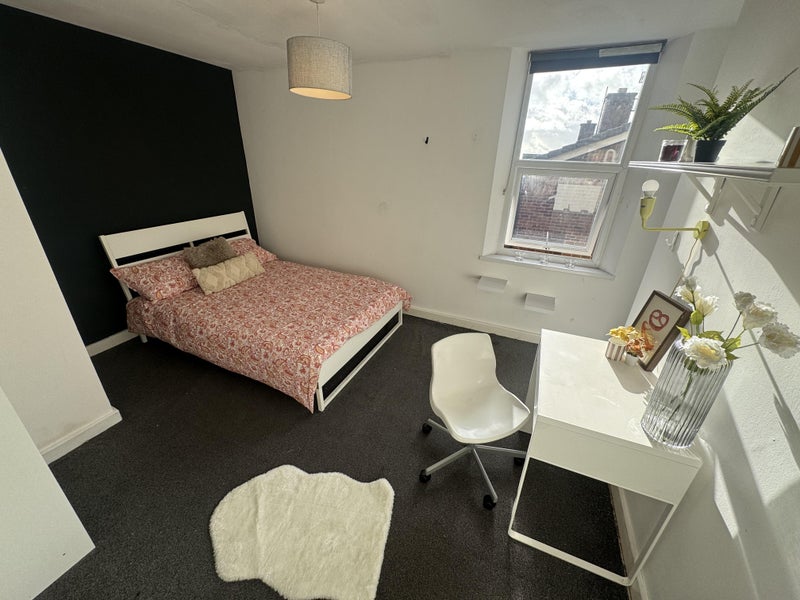 Room Shelmore Drive in Liverpool
