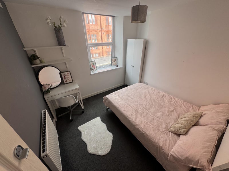 Room Shelmore Drive in Liverpool