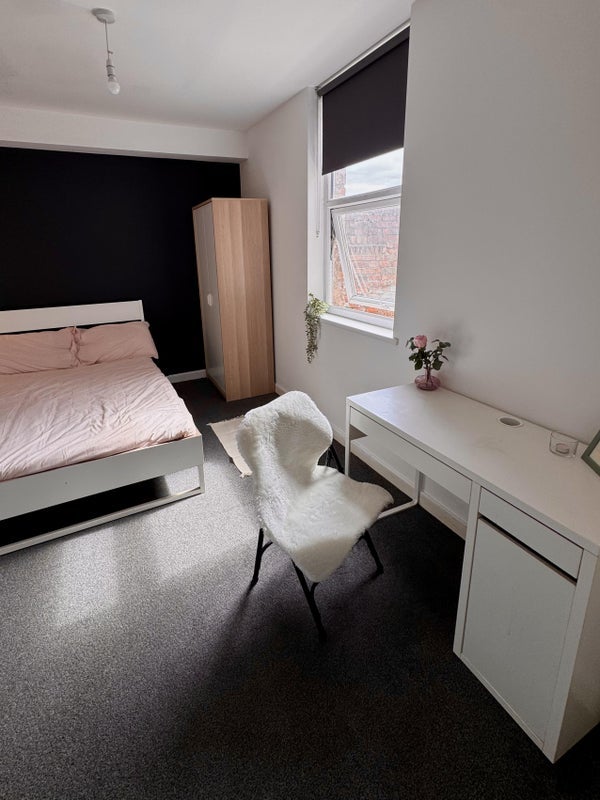 Room Shelmore Drive in Liverpool