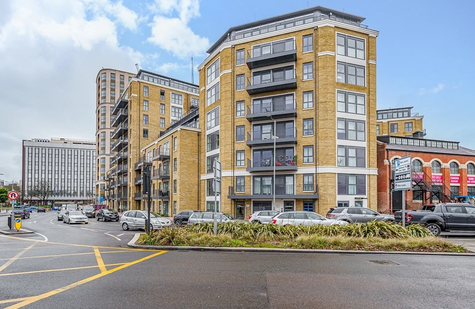 Flat Wheatfield Way in Greater London
