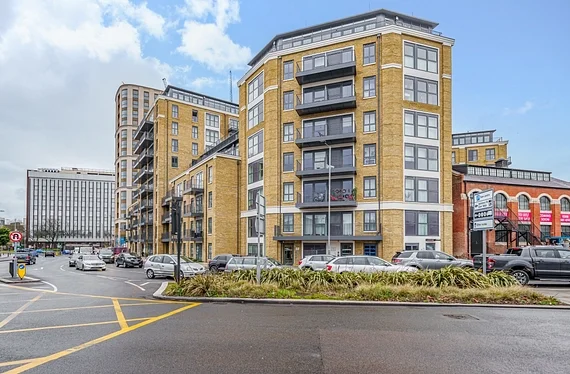 Flat Wheatfield Way in Greater London