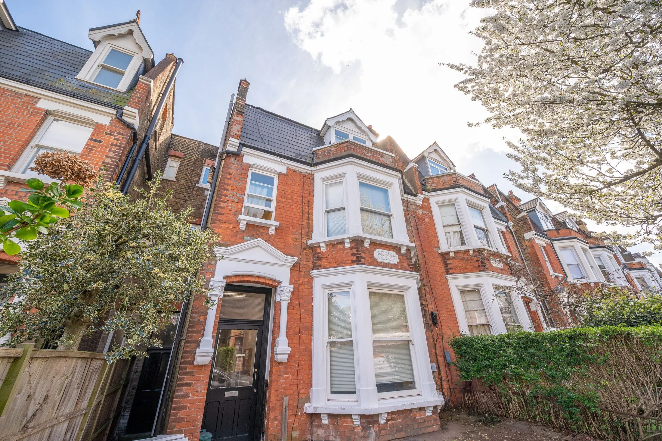 Flat Dyne Road in Greater London