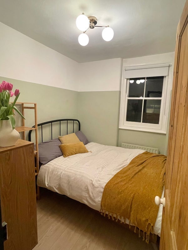 Room Kingswood Road in Greater London