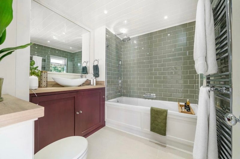 Room Kingswood Road in Greater London