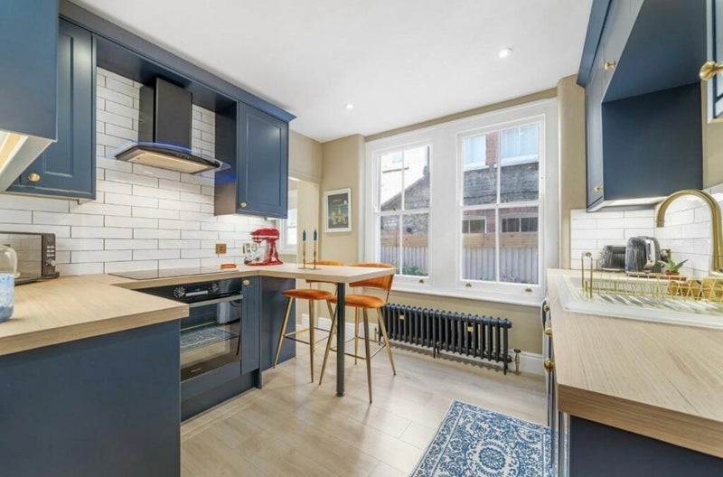 Room Kingswood Road in Greater London