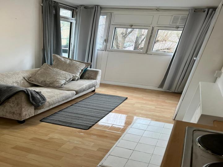 Flat Glengarnock Avenue in Greater London