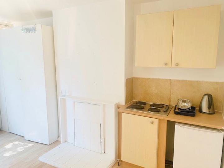 Flat Glengarnock Avenue in Greater London