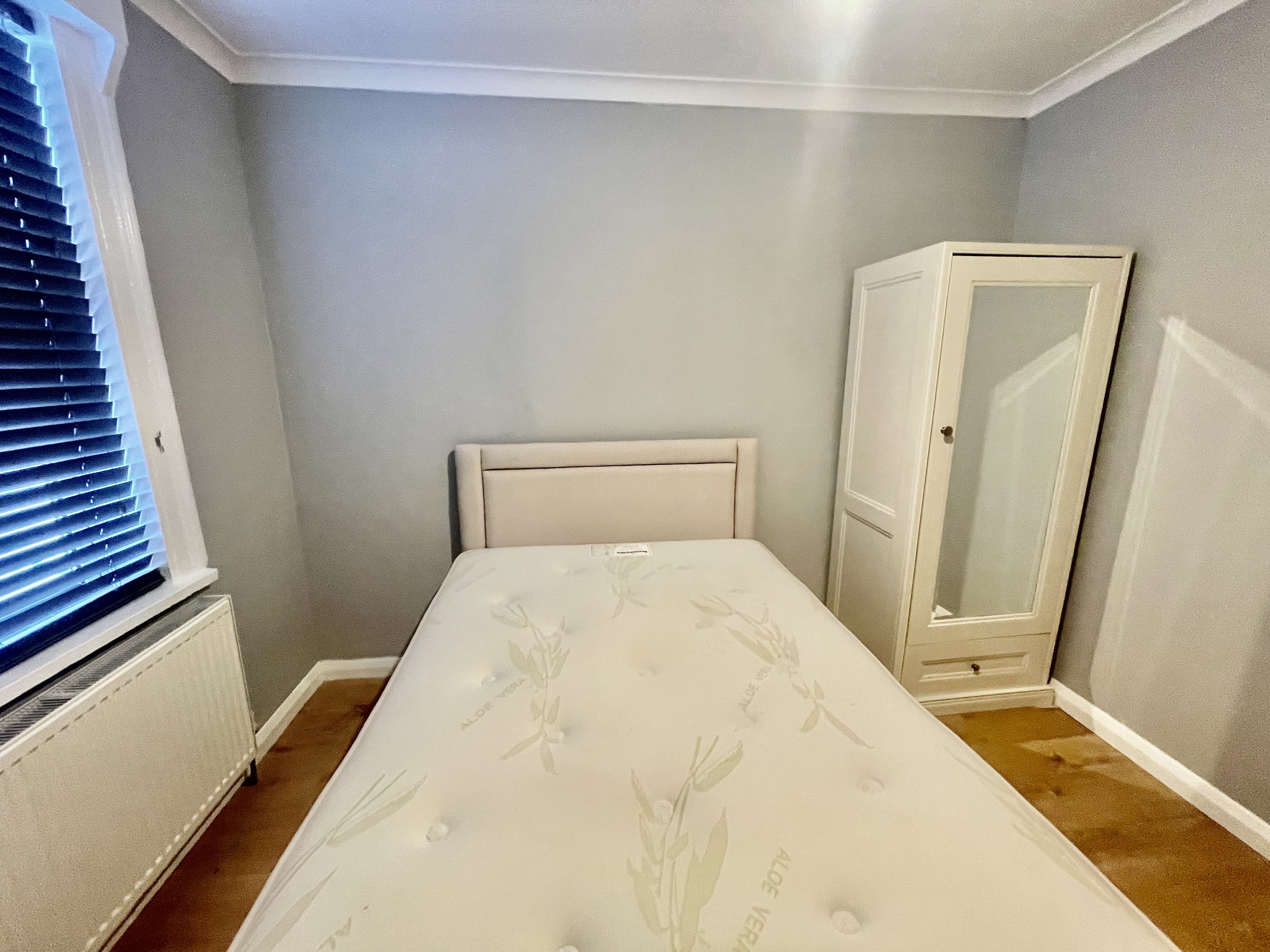 Room Brookhill Road in Greater London