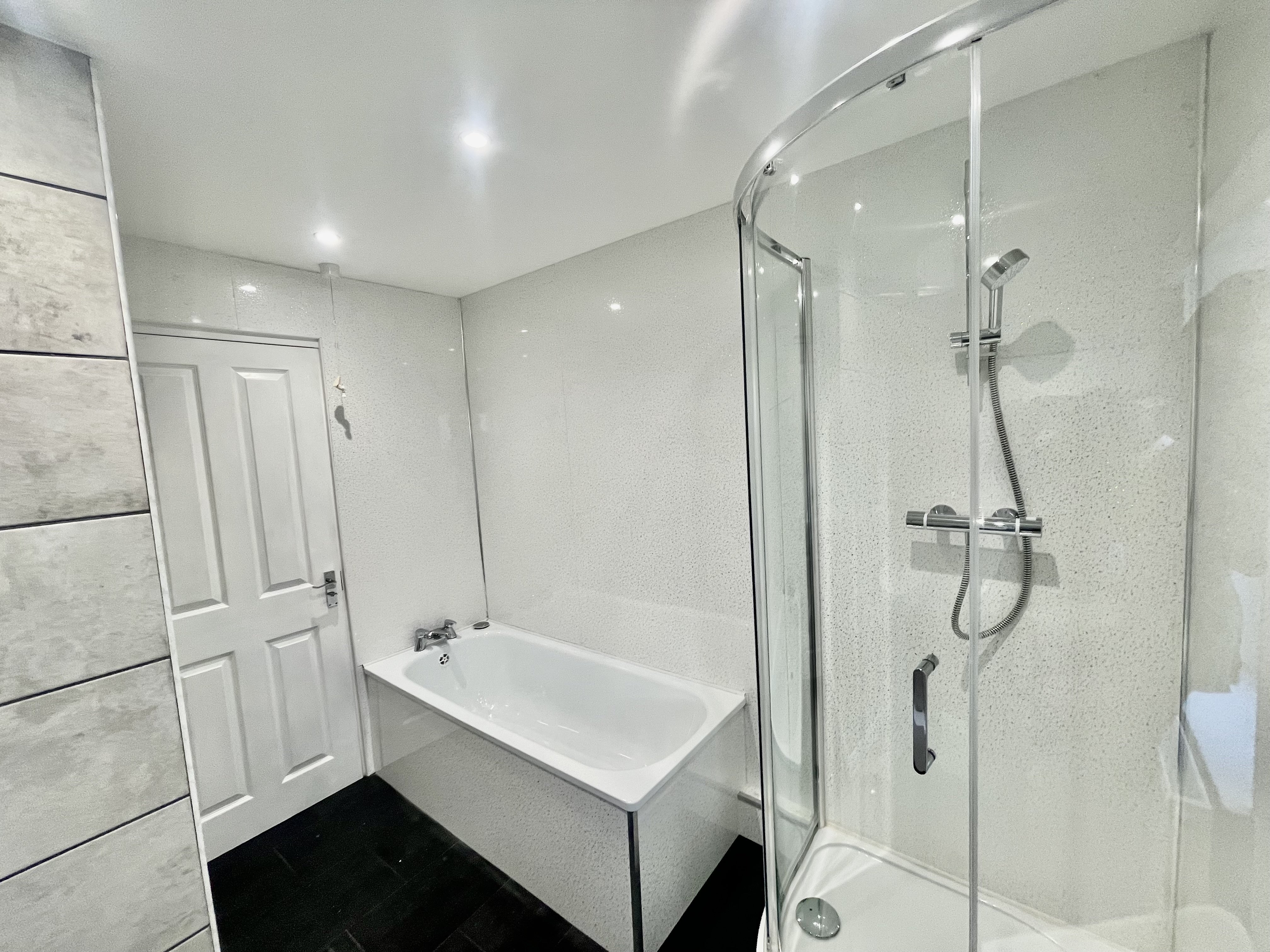 Room Brookhill Road in Greater London