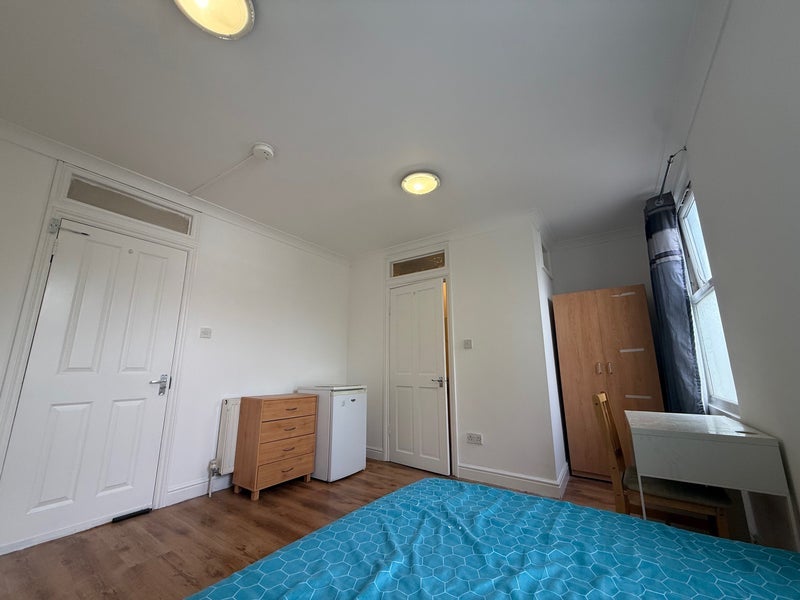 Room Dunedin Road in Greater London