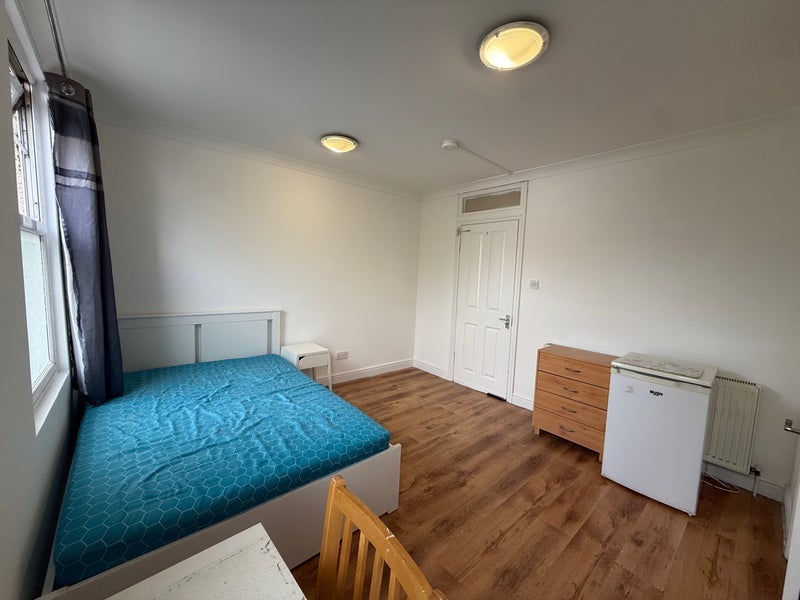 Room Dunedin Road in Greater London