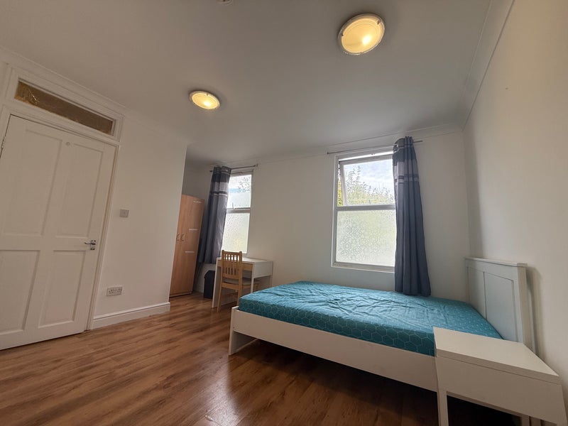 Room Dunedin Road in Greater London